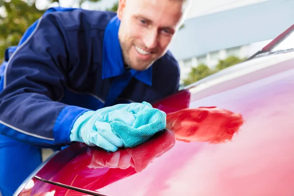 Joven Feliz Trabajador Masculino Limpieza Coche Rojo Con Paño — Foto de Stock