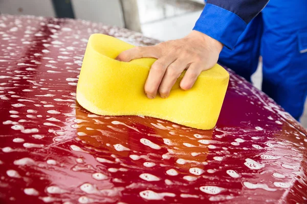Close Mão Trabalhador Lavar Carro Vermelho Com Esponja Amarela Estação — Fotografia de Stock