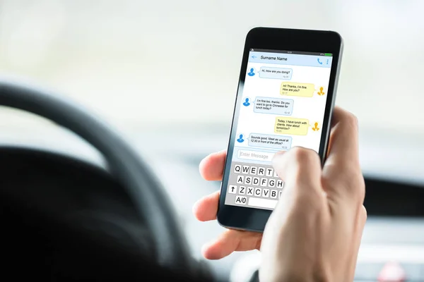 Nahaufnahme Der Hand Einer Person Mit Handy Sms Auto — Stockfoto