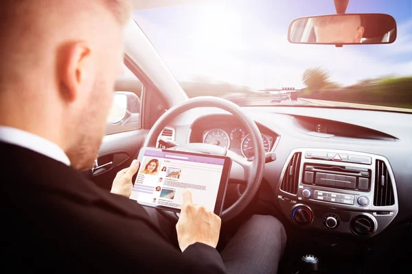 Podnikatel Chatování Sociální Média Stránky Sedí Uvnitř Self Drive Auto — Stock fotografie