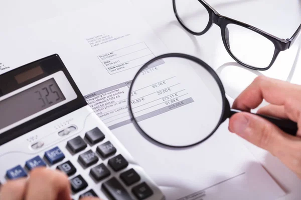 Verhoogde Weergave Van Zakenman Hand Behandeling Van Factuur Met Vergrootglas — Stockfoto