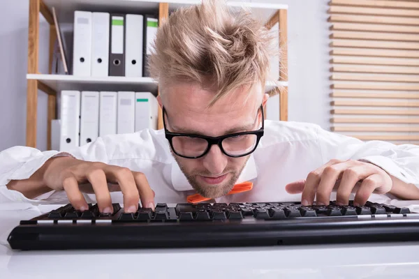 Primer Plano Empresario Concentrado Con Anteojos Escribiendo Teclado Escritorio —  Fotos de Stock