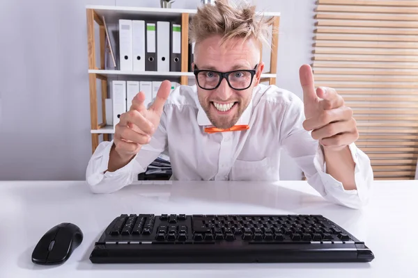 幸せなビジネスマンを着て眼鏡を指す前にキーボードのクローズ アップ — ストック写真