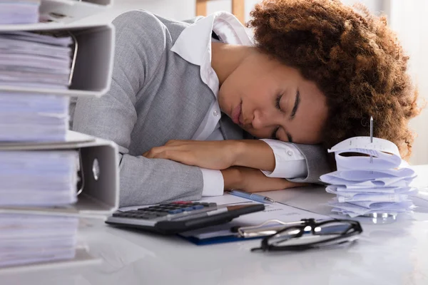 Stressé Businesswoman Dormir Dans Bureau Avec Empilés Fichiers Calculatrice — Photo