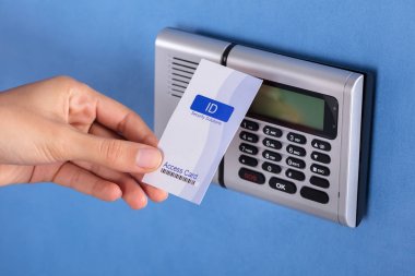 Anahtar kartı güvenlik sistemi yakın tutan bir kişinin el Close-Up