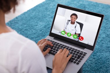 Bir kadın Video konferans ile erkek doktor laptop Close-Up