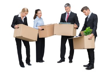 Beyaz arka plan üzerinde izole karton kutu içinde onların eşyalarını ile ayakta mutsuz iş adamları