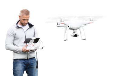Beyaz arka plan üzerinde çalışma dron genç adam