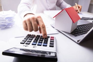 İşadamı hesaplama mali veri ev enerji verimlilik oranı ofiste gösterilen laptop modeli