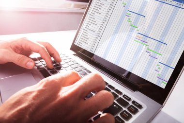 Gantt Grafiği laptop'ofiste çalışan işadamı eller Close-Up