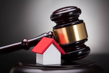 Tokmak ve ev Model gri bir arka plana dayanır sondaj blokta Close-Up