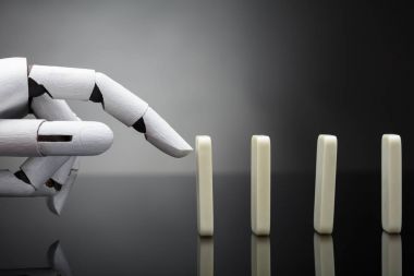 Robot el Dominos gri arka plan üzerinde itme