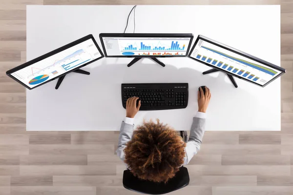 Businesswoman Analyzing Graph Multiple Computers Desk Office — Stock Photo, Image