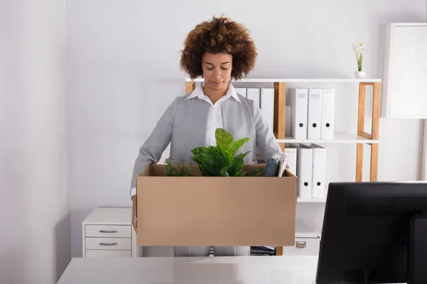 Jovem Empresária Transportando Caixa Papelão Com Seus Pertences Local Trabalho — Fotografia de Stock