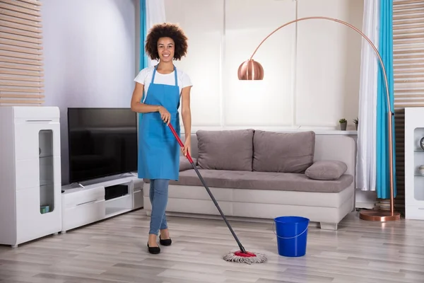 Retrato Uma Empregada Doméstica Feliz Limpeza Chão Com Esfregão — Fotografia de Stock