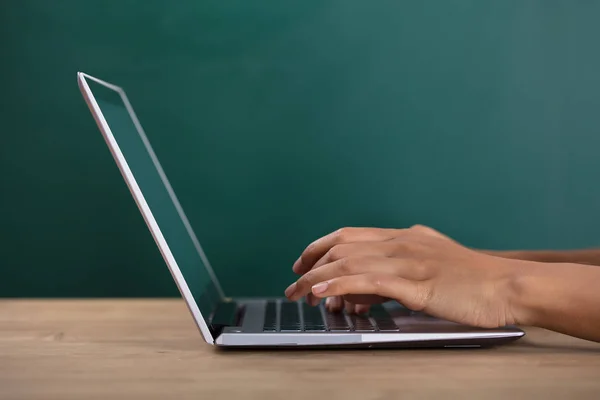 Primer Plano Las Manos Estudiante Usando Ordenador Portátil Escritorio Madera —  Fotos de Stock