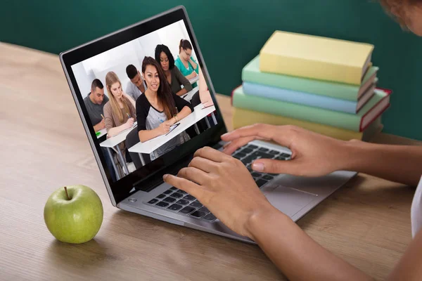 Primer Plano Una Videoconferencia Para Maestros Con Estudiantes Computadora Portátil — Foto de Stock
