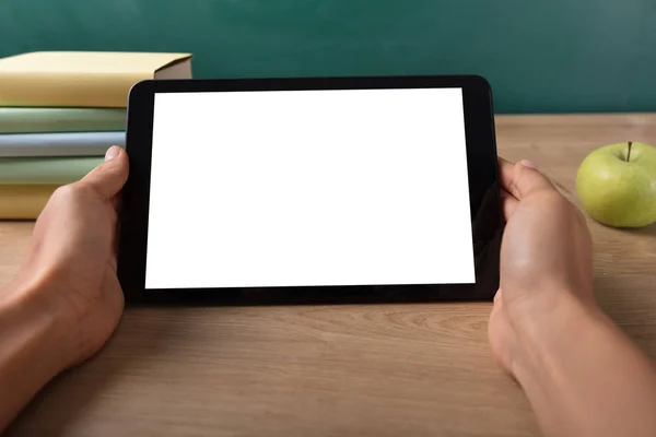 Étudiant Utilisant Tablette Numérique Avec Écran Blanc Vierge — Photo