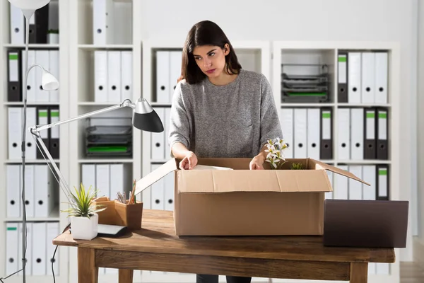 Triste Joven Empresaria Empacando Sus Pertenencias Caja Cartón Lugar Trabajo — Foto de Stock