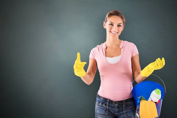 Retrato Uma Mulher Porteira Com Equipamentos Limpeza Gesturing Thumbs — Fotografia de Stock