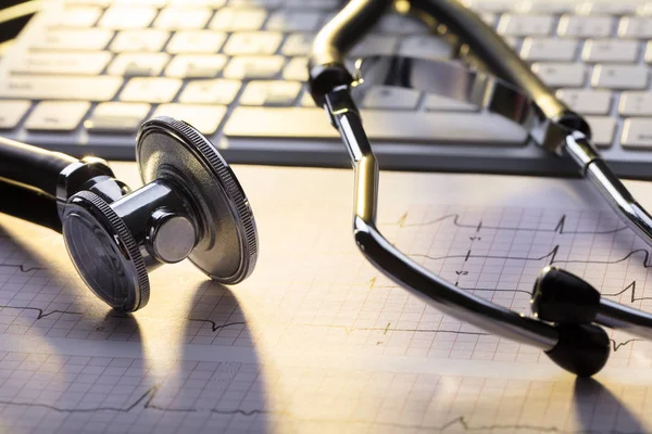 Gros Plan Stéthoscope Sur Électrocardiogramme Bureau — Photo