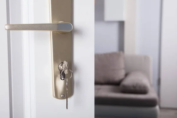 鍵穴と家で挿入されたキーでドア ハンドルのクローズ アップ — ストック写真