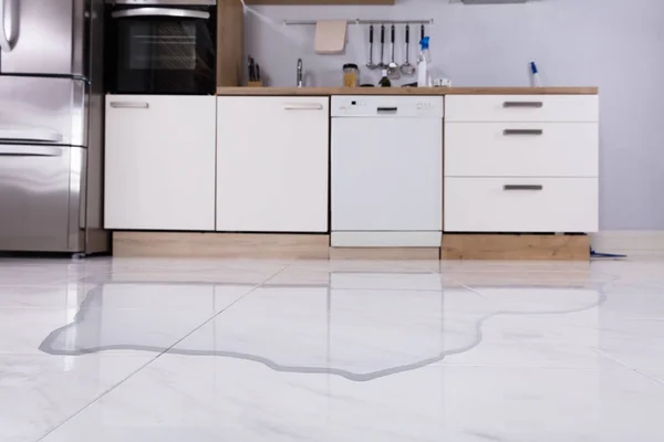 Nahaufnahme Von Verschüttetem Wasser Auf Dem Küchenboden Hause — Stockfoto