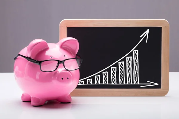 Rózsaszín Malac Piggy Bank Közelében Diagram Nyíl Mutatja Fejlődés Növekedés — Stock Fotó