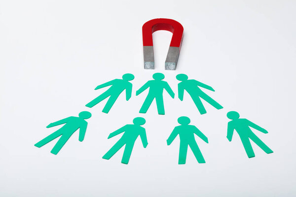 Высокий ангельский вид на магнит из красной подковы.
