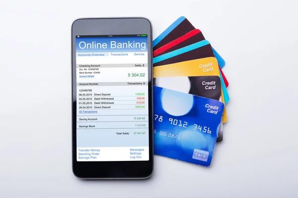 Vysoký Úhel Pohled Mobilní Telefon Aplikací Internetového Bankovnictví Kreditní Kartou — Stock fotografie