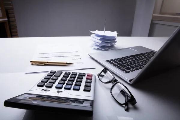 Nahaufnahme Von Dokumenten Mit Taschenrechner Und Laptop Auf Dem Schreibtisch — Stockfoto