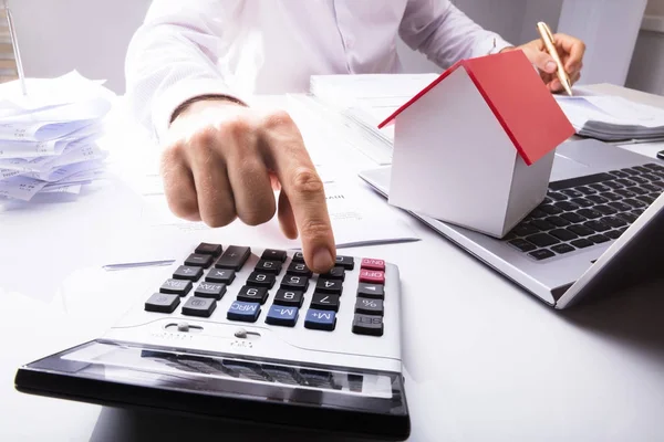 Zakenman Berekening Van Financiële Gegevens Met Huis Model Laptop Die — Stockfoto