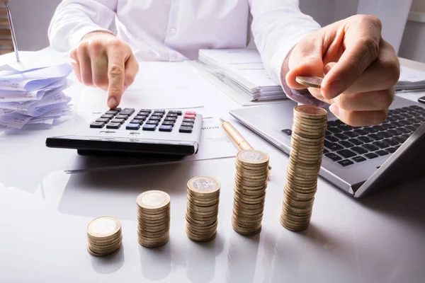 Close Business Person Counting Coins Using Calculator Laptop Documents Desk — Stock Photo, Image