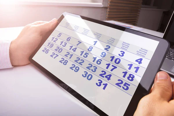 Gros Plan Homme Regardant Calendrier Sur Tablette Numérique — Photo