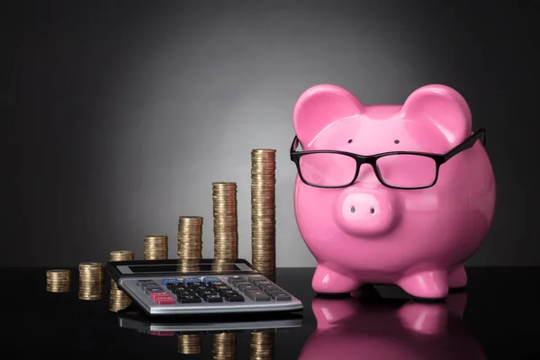 Primer Plano Pink Piggy Bank Calculadora Monedas Apiladas Sobre Fondo — Foto de Stock