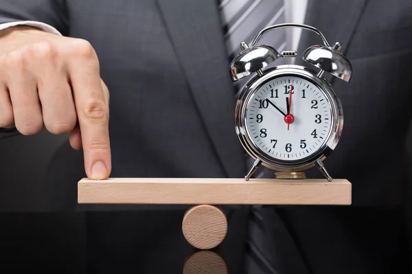 Primer Plano Del Dedo Una Persona Que Equilibra Reloj Alarma — Foto de Stock