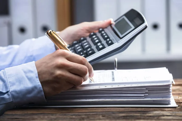 Close Van Hand Berekening Van Een Businesspersoon Factuur Met Calculator — Stockfoto