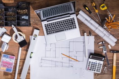 Yüksek açılı görünüş Blueprint ve Laptop Om ahşap masa