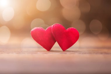 İki kırmızı Sevgililer kalp ahşap masa natürmort