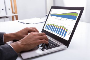Grafik çalışma alanı'nı Laptop üzerinde analiz bir işadamının'ın el Close-Up