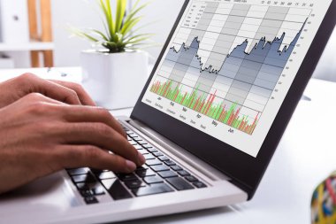 Bir borsa Broker'ın el laptop Office Grafik analiz Close-Up