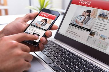 Bir işadamının'ın el üstünde perde işyerinde Smartphone Online haber ile tutarak Close-Up