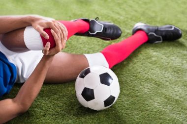 Bir yaralı erkek futbolcu sahada Close-Up