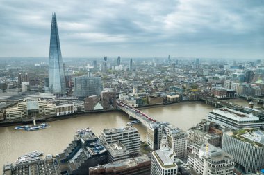 Thames Nehri ve Londra şehir manzarası şehir yüksek açılı görünüş