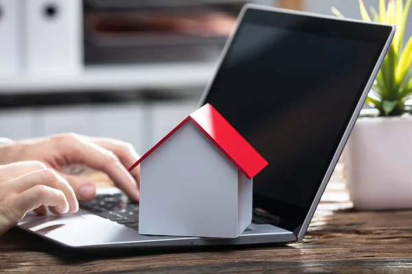 Primer Plano Mano Hombre Negocios Usando Ordenador Portátil Con Modelo — Foto de Stock