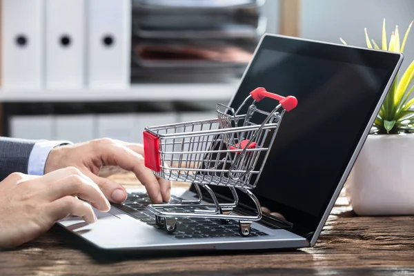 Mão Empresário Usando Laptop Com Carrinho Compras Teclado — Fotografia de Stock