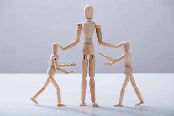 Maniquí Madera Que Cuida Maniquí Del Niño Contra Fondo Blanco — Foto de Stock