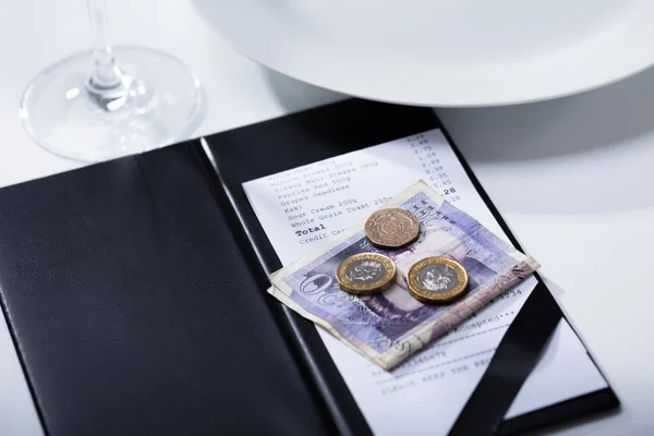 ポンド紙幣とフォルダー テーブルに支払手形の立面図 — ストック写真