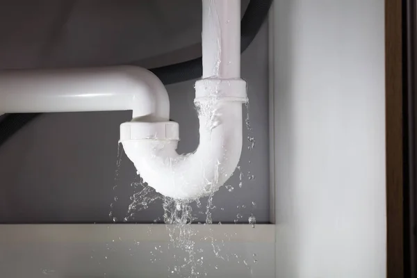 Primo Piano Acqua Sta Perdendo Dal Tubo Lavandino Bianco — Foto Stock