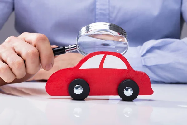 Primer Plano Mano Una Persona Mirando Coche Rojo Través Lupa —  Fotos de Stock